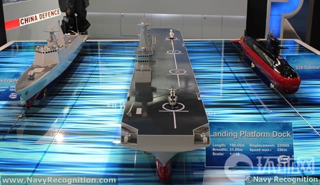 Mô hình tàu hộ vệ, tàu tấn công đổ bộ và tàu ngầm Trung Quốc tại triển lãm